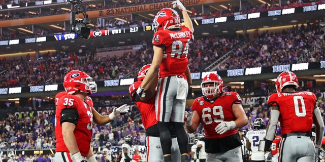 Ladd McConkey #84 de los Georgia Bulldogs celebra después de anotar un touchdown en el tercer cuarto contra los TCU Horned Frogs en el juego del Campeonato Nacional de Fútbol Universitario en el Estadio SoFi el 9 de enero de 2023 en Inglewood, California.