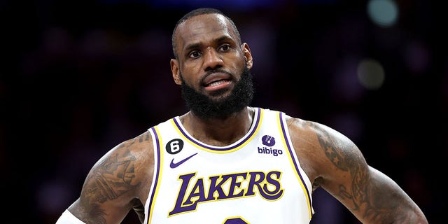 LeBron James dari Lakers selama pertandingan Philadelphia 76ers di Crypto.com Arena pada 15 Januari 2023, di Los Angeles.