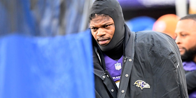 Lamar Jackson de los Ravens es llevado a la carpa médica durante el juego de los Denver Broncos el 4 de diciembre de 2022 en Baltimore.