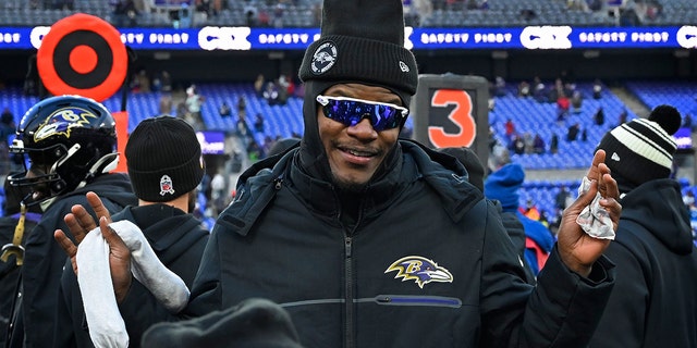 El mariscal de campo de los Baltimore Ravens, Lamar Jackson, estuvo al margen animando a sus compañeros de equipo durante la victoria de los Ravens 17-9 sobre los Atlanta Falcons el sábado 24 de diciembre de 2022.
