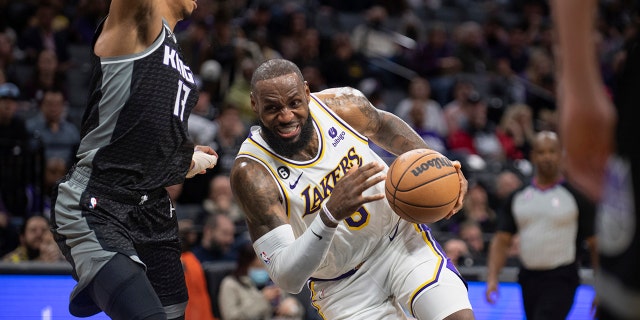 El alero de Los Angeles Lakers, LeBron James, se enfrenta al alero de los Kings, Keegan Murray, en Sacramento el sábado 7 de enero de 2023.