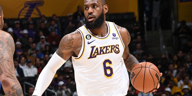 LeBron James #6 de Los Angeles Lakers regatea el balón durante el partido contra los Philadelphia 76ers el 15 de enero de 2023 en Crypto.Com Arena en Los Ángeles, California.