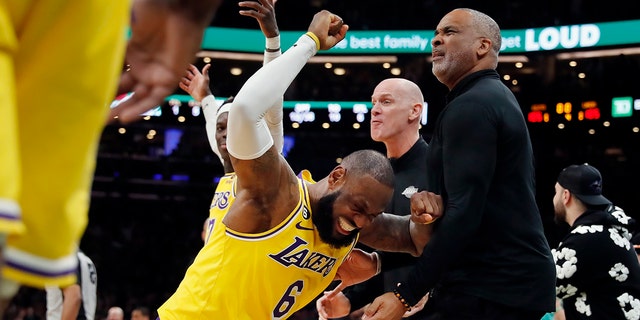LeBron James von den Los Angeles Lakers (6) reagiert, nachdem er Ende des vierten Viertels während eines NBA-Basketballspiels gegen die Boston Celtics am Samstag, den 28. Januar 2023, in Boston einen Schuss verfehlt hat.