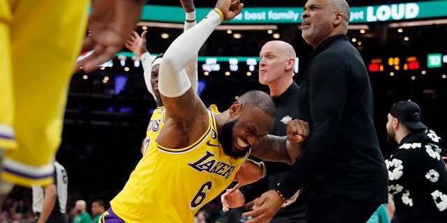 LeBron James von den Los Angeles Lakers (6) reagiert, nachdem er Ende des vierten Viertels während eines NBA-Basketballspiels gegen die Boston Celtics am Samstag, den 28. Januar 2023, in Boston einen Schuss verfehlt hat.