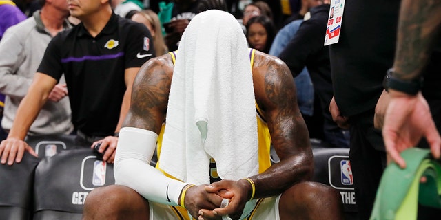 LeBron James de los Lakers de Los Ángeles se sienta en la banca durante el tiempo extra en el partido de baloncesto de la NBA del equipo contra los Celtics de Boston, el sábado 28 de enero de 2023, en Boston. 