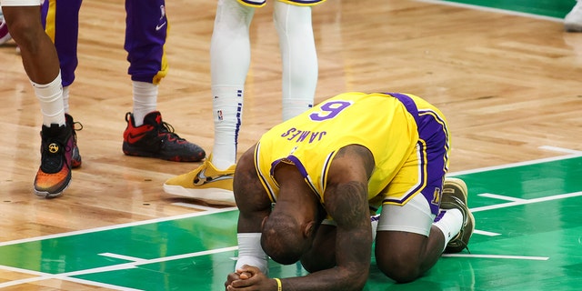 Der Stürmer der Los Angeles Lakers, LeBron James, #6, reagiert in der zweiten Halbzeit gegen die Boston Celtics im TD Garden in Boston am 28. Januar 2023.