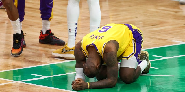 Der Stürmer der Los Angeles Lakers, LeBron James, #6, reagiert in der zweiten Halbzeit gegen die Boston Celtics im TD Garden in Boston am 28. Januar 2023.