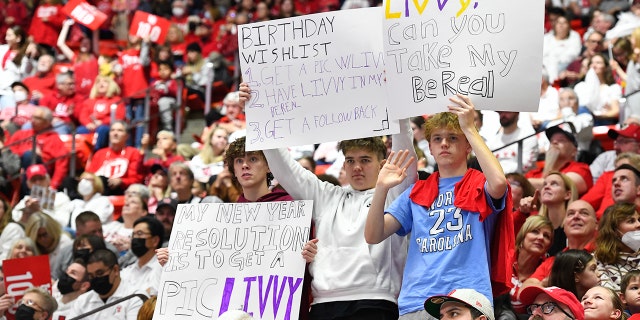 Los fanáticos sostienen carteles para Olivia Dunne de LSU en el Jon M. Huntsman Center el 6 de enero de 2023 en Salt Lake City.