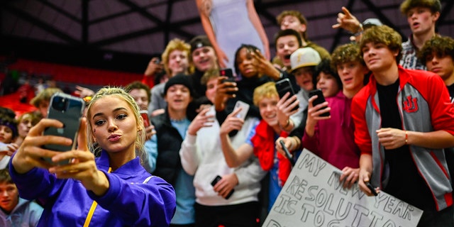 Olivia Dunne de LSU se toma una 'selfie' con los fanáticos después de un juego PAC-12 contra Utah en el Jon M. Huntsman Center el 6 de enero de 2023 en Salt Lake City, Utah.