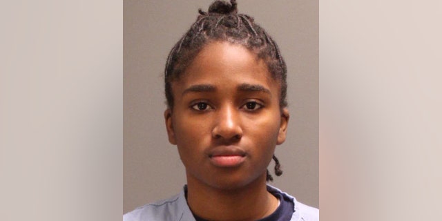 Liv Hall, de 18 años, está esperando la lectura de cargos y actualmente está encarcelada en Filadelfia por cargos no relacionados.