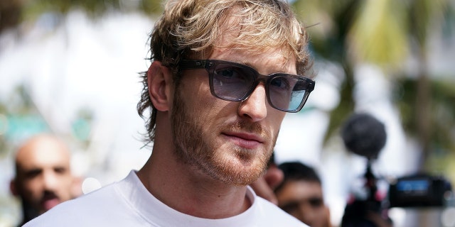 La estrella de YouTube Logan Paul deja el día de los medios en Villa Casa Casuarina el 3 de junio de 2021 en Miami Beach, Florida.