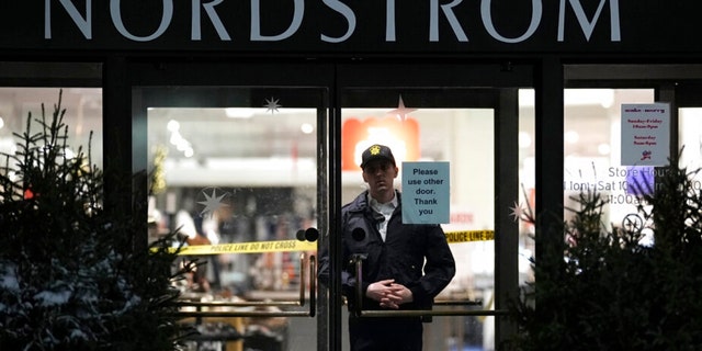 Een officier staat in Nordstrom in Mall of America na een schietpartij op vrijdag 23 december 2022 in Bloomington, Minnesota. Een verdachte die gezocht wordt in verband met de dodelijke schietpartij in het winkelcentrum in december, werd op dinsdag 17 januari gearresteerd in Georgia. , 2023. 
