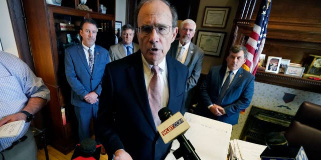 Mississippi Letnan Gubernur Delbert Hosemann, seorang Republikan, didukung oleh beberapa senator saat dia membahas undang-undang perawatan kesehatan selama konferensi pers di kantornya di State Capitol di Jackson, pada 18 Januari 2023.