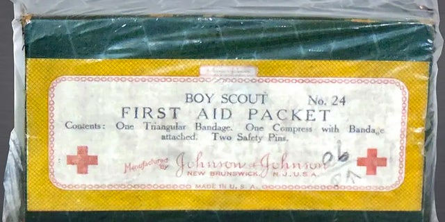 Meet the American who invented Band-Aids 8 Johnson & Johnson helped popularize Band-Aids in the 1920s by sending them out in the field in first-aid kits for the Boy Scouts of America. The original 1925 "Boy Scout First Aid Packet" had a triangular bandage for a sling, a compress and two safety pins. It came in a cardboard container.