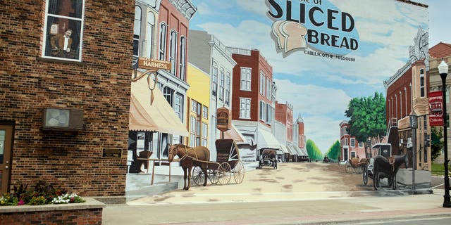 Chilicothe Baking Co. in Chillicothe, Missouri, introduced sliced bread on July 7, 1928. The "Home of Sliced Bread" honors its legacy with a giant mural today. 