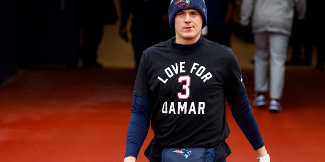 El mariscal de campo de los New England Patriots, Mac Jones, usa una camiseta en apoyo de la seguridad de los Buffalo Bills, Damar Hamlin, durante la práctica, el domingo 8 de enero de 2023, en Orchard Park, NY