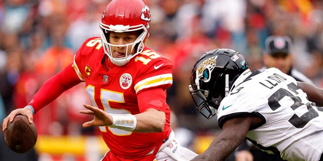 Patrick Mahomes (15) van de Kansas City Chiefs vecht tegen Devin Lloyd (33) van de Jacksonville Jaguars tijdens het eerste kwart van een AFC-divisie-playoff-wedstrijd in Arrowhead Stadium op 21 januari 2023 in Kansas City, Mo.