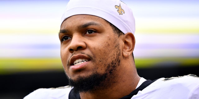 El ala defensiva de los New Orleans Saints, Marcus Davenport, antes del partido de los Eagles el 21 de noviembre de 2021 en el Lincoln Financial Field de Filadelfia.