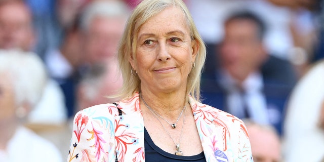 La ex tenista Martina Navratilova en el palco real antes de la final de singles femeninos entre Elena Rybakina de Kazajistán y Ons Jabeur de Túnez.