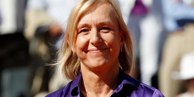 La ex tenista Martina Navratilova asiste a la ceremonia de entrega de trofeos después de que Serena Williams de los Estados Unidos ganara su partido final de individuales femeninos contra Lucie Safarova de la República Checa en el torneo de tenis de Roland Garros en París, Francia, el 6 de junio de 2015.