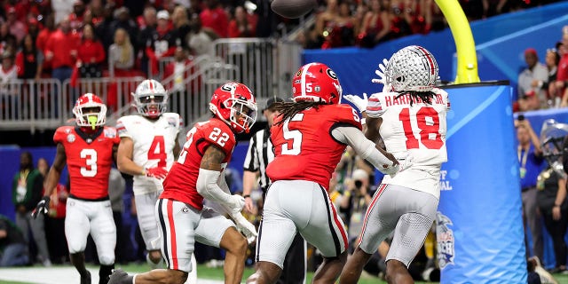 Ohio State Buckeyes takımından Marvin Harrison Jr. (18), 31 Aralık 2022'de Atlanta'da Mercedes-Benz Stadyumu'ndaki Chick-fil-A Peach Bowl'da Georgia Bulldogs'a karşı üçüncü çeyrekte pas yakalamaya çalışıyor.
