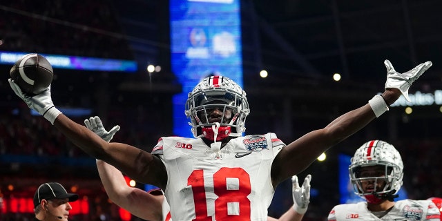 El receptor abierto de Ohio State, Marvin Harrison Jr., celebra su recepción de touchdown contra Georgia, el sábado 31 de diciembre de 2022, en Atlanta.