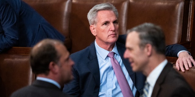 Le chef républicain Kevin McCarthy, R-Calif., les représentants Scott Perry, R-Pa., à droite, et Andy Barr, R-Ky., sont vus sur le sol de la Chambre.