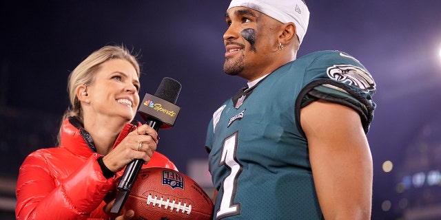 El mariscal de campo de los Philadelphia Eagles, Jalen Hurts, es entrevistado por Melissa Stark después de un partido contra los Dallas Cowboys en el Lincoln Financial Field.