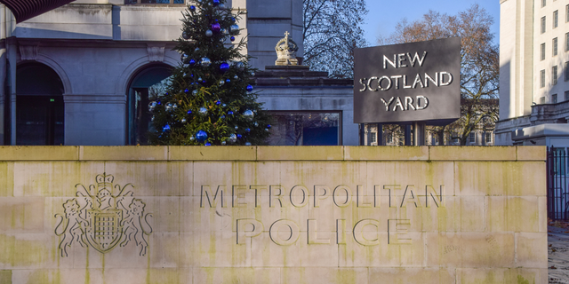 The head of the Metropolitan Police in London says investigations are underway into around 800 officers, a report said.