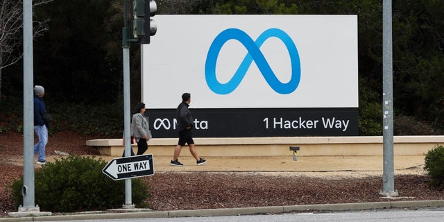 Besøgende går foran Meta-skiltet (Facebook) i hovedkvarteret i Menlo Park, Californien, den 29. december 2022. 