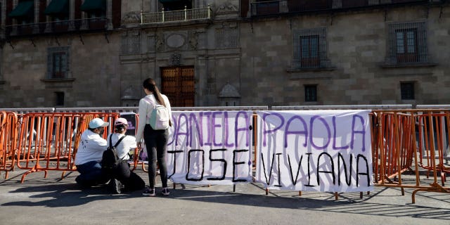 Zacatecas eyaletinde 25 Aralık'tan beri kayıp olan Irma Paola Vargas Montoya, Daniela Marquez Pichardo, Viviana Marquez Picardo ve Jose Gutierrez Montoya'nın ailesi ve arkadaşları, Mexico City'deki bir protesto sırasında Zacatecas, Jalisco ve Meksika hükümetlerinin onları iade etmesini talep ediyor. hayatta , Meksika, 5 Ocak 2023.