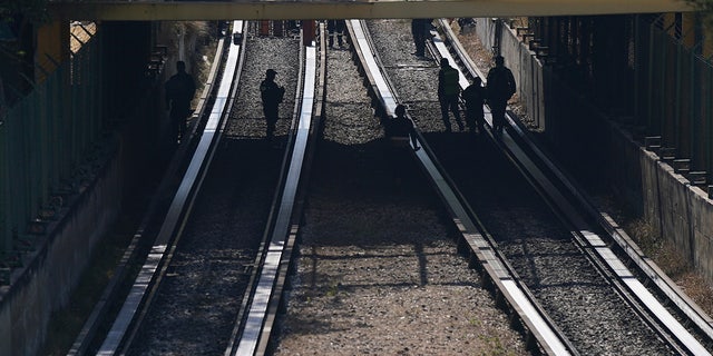 Los equipos de rescate inspeccionan las vías férreas después de que chocaran dos trenes subterráneos, en la Ciudad de México, el sábado 7 de enero de 2023. Las autoridades anunciaron que al menos una persona murió y decenas resultaron heridas en el accidente del sábado en la Línea 3 del metro de la capital. 