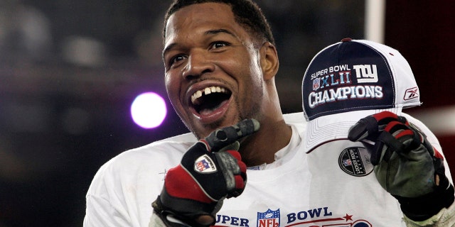 El ala defensiva de los New York Giants, Michael Strahan, celebra después de la victoria de su equipo sobre los New England Patriots en el partido de fútbol NFL Super Bowl XLII en Glendale, Arizona, el 3 de febrero de 2008.