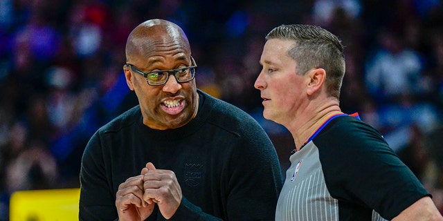 El entrenador en jefe de los Sacramento Kings, Mike Brown, analiza una llamada con un árbitro durante su juego contra los Utah Jazz durante el último cuarto en Vivint Arena en Salt Lake City el 3 de enero de 2023.