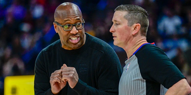 El entrenador en jefe de los Sacramento Kings, Mike Brown, analiza una llamada con un árbitro durante su juego contra los Utah Jazz durante el último cuarto en Vivint Arena en Salt Lake City el 3 de enero de 2023.