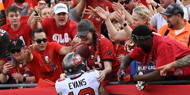 El receptor abierto de los Buccaneers, Mike Evans, celebra después de anotar contra los Carolina Panthers el domingo 1 de enero de 2023 en Tampa, Florida.