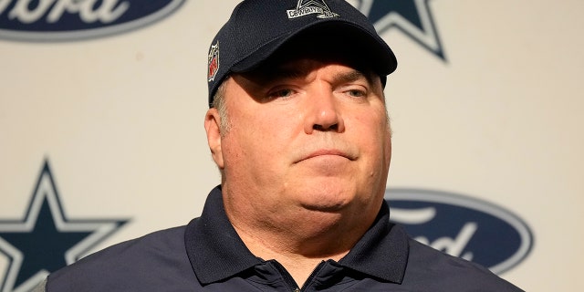 El entrenador en jefe de los Dallas Cowboys, Mike McCarthy, habla durante una conferencia de prensa después de un partido de fútbol de la Ronda Divisional de la NFL contra los San Francisco 49ers en Santa Clara, California, el domingo 22 de enero de 2023.