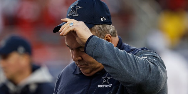 El entrenador en jefe de los Dallas Cowboys, Mike McCarthy, sale del campo después de la primera mitad del partido de los 49ers de San Francisco en Santa Clara, California, el domingo 22 de enero de 2023.