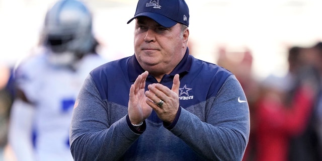 El entrenador en jefe de los Dallas Cowboys, Mike McCarthy, mira antes de un juego contra los San Francisco 49ers durante el juego de Playoff Divisional de la NFC en el Levi's Stadium el 22 de enero de 2023 en Santa Clara, California.