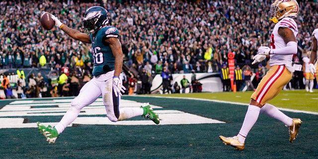 El corredor de los Philadelphia Eagles, Miles Sanders, a la izquierda, celebra después de anotar durante la primera mitad contra los San Francisco 49ers, el 29 de enero de 2023, en Filadelfia.