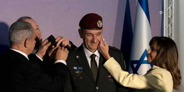 Luitenant-generaal Herzi Halevi, midden, de nieuwe legerleider in Israël, beloofde het leger van het land politiek vrij te houden.  Halevi nam zijn nieuwe post in tijdens een ceremonie in Jeruzalem.