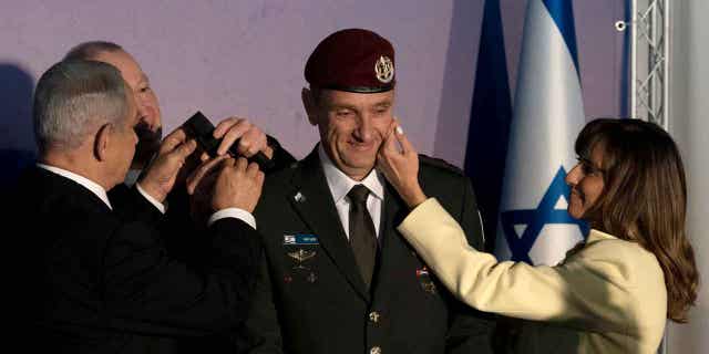 Luitenant-generaal Herzi Halevi, midden, de nieuwe legerleider in Israël, beloofde het leger van het land politiek vrij te houden. Halevi nam zijn nieuwe post in tijdens een ceremonie in Jeruzalem.