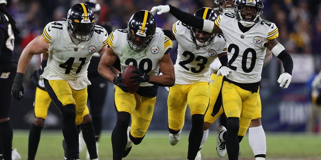 Minkah Fitzpatrick de los Pittsburgh Steelers celebra con sus compañeros después de interceptar un pase de Tyler Huntley de los Ravens el 1 de enero de 2023 en Baltimore.