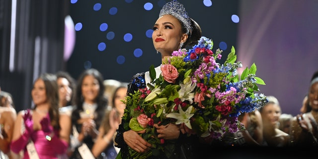 Miss Univers R'Bonney Gabriel dit que les allégations de truquage étaient "blessantes": "Je me concentre sur le succès" 2 L'organisation Miss Univers a appelé les allégations de truquage "faux" et "absurde."