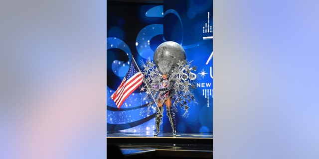 Miss Univers R'Bonney Gabriel dit que les allégations de truquage étaient "blessantes": "Je me concentre sur le succès" 9 Le National Costume Show est une tradition internationale où les délégués présentent un costume authentique de leur choix qui représente le mieux la culture de leur pays d'origine.