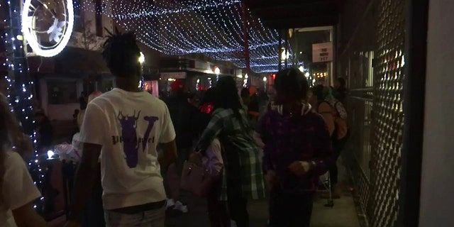 Las multitudes de personas que celebran la víspera de Año Nuevo en el centro de Mobile comienzan a disminuir después de un tiroteo mortal el sábado por la noche.