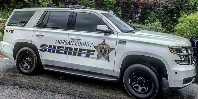 Het patrouillevoertuig van een Morgan County Sheriff staat geparkeerd op een weg in Alabama.