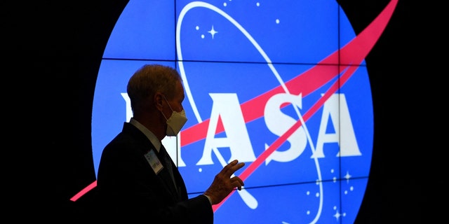 Administrator NASA Bill Nelson berbicara selama kunjungan ke Pusat Penerbangan Antariksa Goddard Badan Penerbangan dan Antariksa Nasional (NASA) pada 5 November 2021, di Greenbelt, Maryland. 