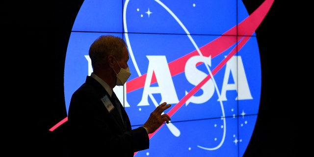 Administrator NASA Bill Nelson berbicara selama kunjungan ke Pusat Penerbangan Antariksa Goddard Badan Penerbangan dan Antariksa Nasional (NASA) pada 5 November 2021, di Greenbelt, Maryland. 