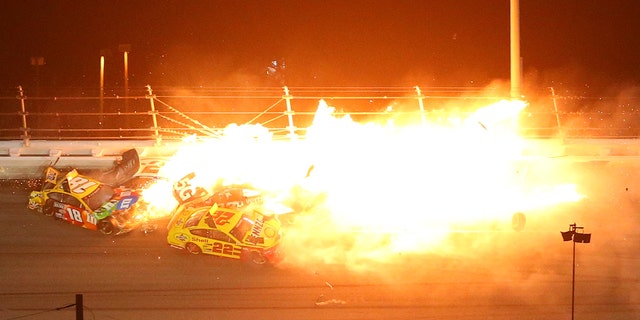 Las llamas estallan cuando un choque en la última vuelta consume varios autos durante las 500 Millas de Daytona el 14 de febrero de 2021 en el Daytona International Speedway en Florida.